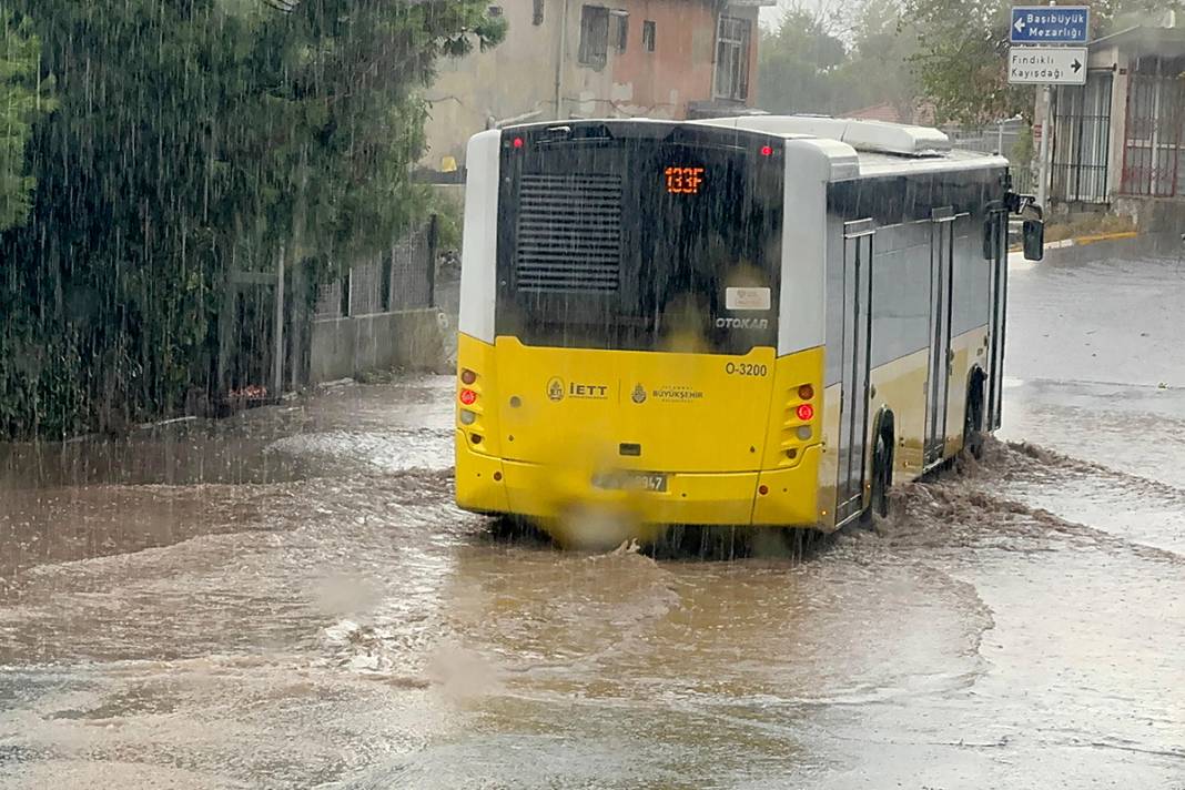 İstanbul’da sağanak etkisini gösterdi: Bahçe duvarı yıkıldı, ev sular altında kaldı 18